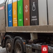 samochód odbiera odpady