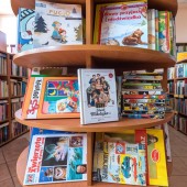 Regał z książkami w bibliotece