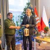 Przekazanie światełka na ręce Prezydenta Miasta Zgierza