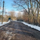 podziurawiona droga gruntowa