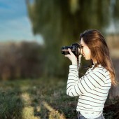 kobieta fotografuje przyrodę