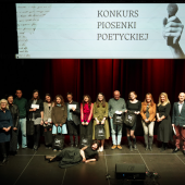 Zbiorowe zdjęcie laureatów Konkursu Piosenki Poetyckiej - foto Stary Młyn