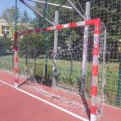 zniszczona bramka na boisku przy Szkole Podstawowej nr 8