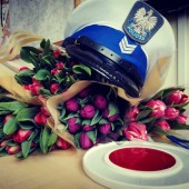 Kwiaty, czapka i lizak policyjny - fot. KPP w Zgierzu