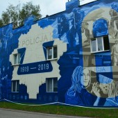 Mural upamiętniający 100-lecie Policji Państwowej obok Komendy Powiatowej Policji w Zgierzu