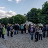 Uczestnicy spaceru na pl. Jana Pawła II