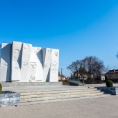 Pomnik Stu Straconych podczas uroczystości rocznicowych w 2022 roku