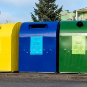 kolorowe pojemniki przy blokach mieszkalnych