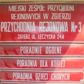 Tabliczki informacyjne na budynku MZPR