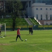 Sportowcy podczas treningu na boisku