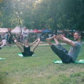 Zdjęcie ćwiczących jogę w parku