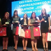 Zdjęcie finalistów XXII edycji Ogólnopolskiego Konkursu "8 Wspaniałych" (fot. Tomasz Miśkiewicz) 