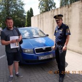 Na zdjęciu od lewej: Paweł Burski (Fundacja Happy Kids) i Dariusz Bereżewski (Komendant Straży Miejskiej) na tle przekazanego samochodu