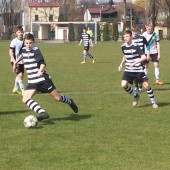 Zdjęcie grających w piłkę nożną juniorów Boruty - fot. http://juniorzyboruty.pl.tl/