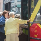 Osoby wsiadające do autobusu komunikacji miejskiej