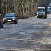 Zdjęcie jadących samochodów ulicą Konstantynowską - fot. Starostwo Powiatowe w Zgierzu