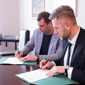 Porozumienie podpisali: Prezydent Miasta Zgierza Przemysław Staniszewski oraz przedstawiciel firmy IT Rent Marcin Trzciński