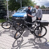 Prezydent Zgierza przekazuje rowery Komendantowi zgierskiej policji