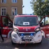 Przekazanie specjalistycznego pojazdu wraz z wyposażeniem strażakom z OSP