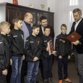 Młodzi piłkarze MKP Boruta Zgierz w gabinecie Prezydenta Miasta Zgierza 