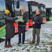 Harcerze przekazują maseczki kierowcy