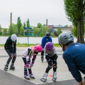 Rolkarze w parku - fot. "On Wheels - jazda na rolkach"