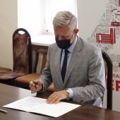 Podpisanie umowy z firmą wykonawczą przez Prezydenta Miasta Zgierza