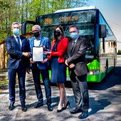 Przedstawiciele samorządów stoją przed autobusem linii 2 BIS