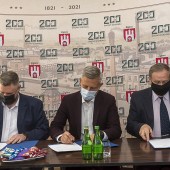 Porozumienie podpisują: Maksymilian Cyrek, Przemysław Staniszewski, Kazimierz Karol Pruski 