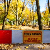 tabliczka informacyjna "teren budowy wstęp wzbroniony"