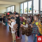 pokaz mody kostiumów jeżowych w Szkole Podstawowej nr 1