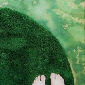 bose stopy na zielonej trawie