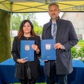 Dorota Kurczewska reprezentująca wykonawcę oraz prezydent Przemysław Staniszewski reprezentujący miasto Zgierz podczas podpisania umowy na realizację inwestycji drogowych