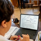 laptop, na ekranie wyświetlony projekt uchwały Rady Miasta Zgierza