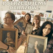 pracownice CKD trzymają w rękach obrazy