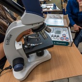 Mikroskop w pracowni szkolnej