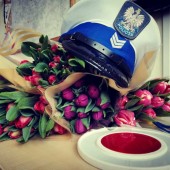 Kwiaty, czapka i lizak policyjny - fot. KPP w Zgierzu