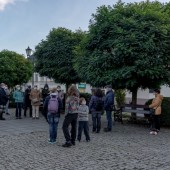 Uczestnicy spaceru na pl. Jana Pawła II