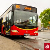 do autobusu wsiadają pasażerowie