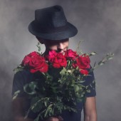 mężczyzna z kwiatami