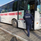 Mobilny Punkt Pobrań Krwi przed Komendą Powiatową Policji w ZgierzuClose