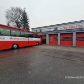 mobilny punkt poboru krwi przed budynkiem Straży Pożarnej w Zgierzu