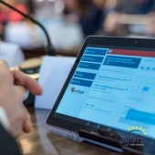 tablet z aplikacją podczas sesji Rady Miasta Zgierza