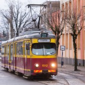 Tramwaj linii 46 na przystanku