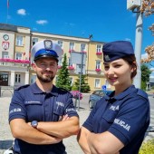 Policjanci na tle budynku Urzędu Miasta Zgierza - fot. zgierska policja