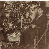 Jan Świercz z rodziną przy ozdobionej świątecznie choince