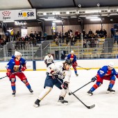 mecz hokeja na lodzie w zgierskiej hali sportowej