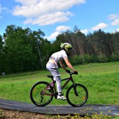 Rowerzysta jadący na terenie Malinki