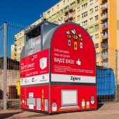 Czerwony pojemnik na elektrośmieci na Osiedlu 650-lecia