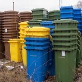 kolorowe pojemniki na odpady